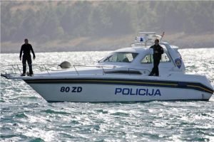 gliser-zadar-policija-more